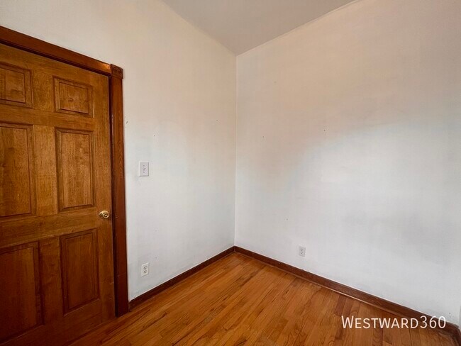 Building Photo - 3110 N Kenmore Ave