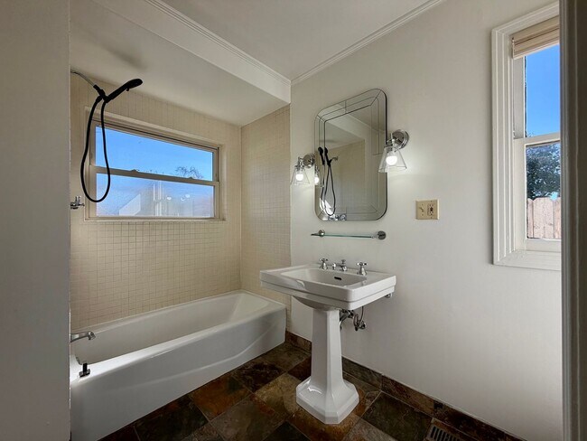 Building Photo - 3030 Park St