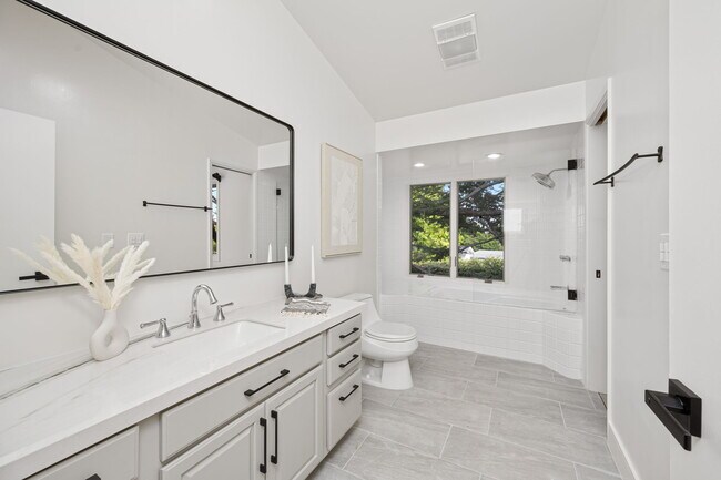 Full bath with soaking tub, access to primary bedroom - 518 Euclid St