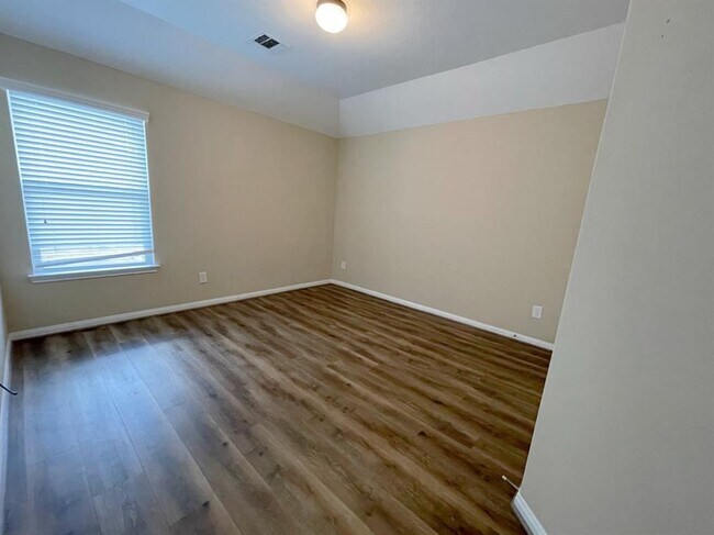 Building Photo - 10022 Taylor Springs Ln