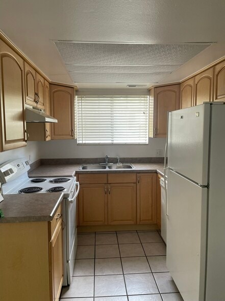 Building Photo - 1044 E Quail Park Dr