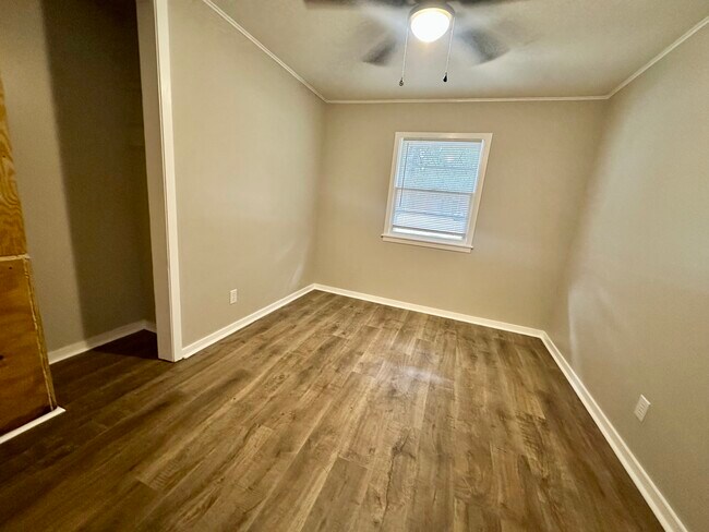 Building Photo - 135 Maple St