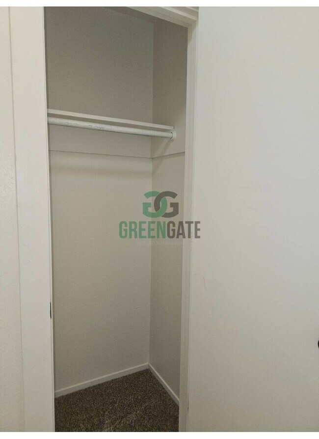 Building Photo - 3 BEDROOM 2 BATH HOME MOVE IN READY IN MOD...