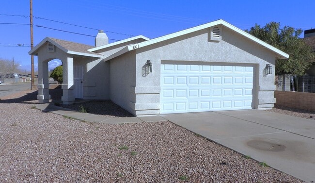 Building Photo - Beautiful 3+2 Corner Lot home near the Golf Course!