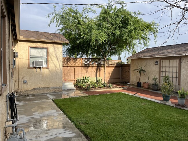 Building Photo - 901 Castaic Ave