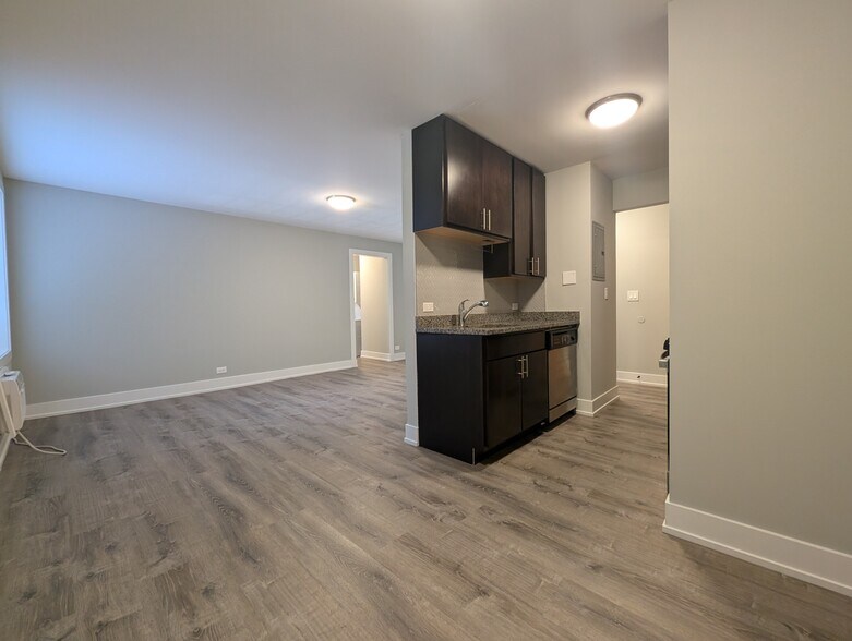 Building Photo - 542 W Surf St