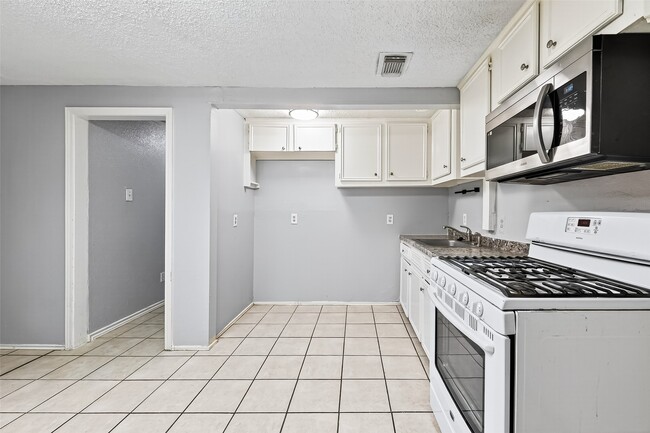 Building Photo - 9629 Sunnywood Dr