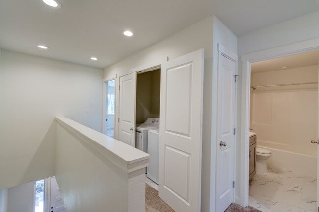 Building Photo - 3 Bedroom/2 Bath townhouse in Kettlecove community