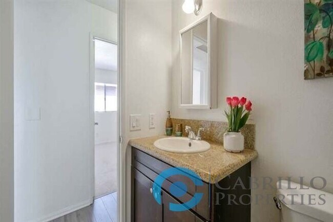 Building Photo - 4523 Winona Ave