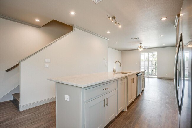 Building Photo - 2834 Wayside Ave