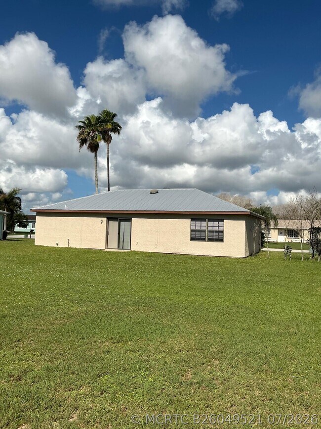 Building Photo - 1537 SE Arenson Ln
