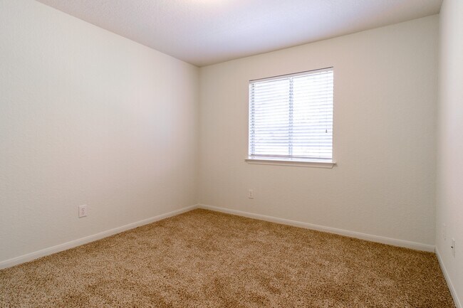 Building Photo - 2918 Five Oaks Dr