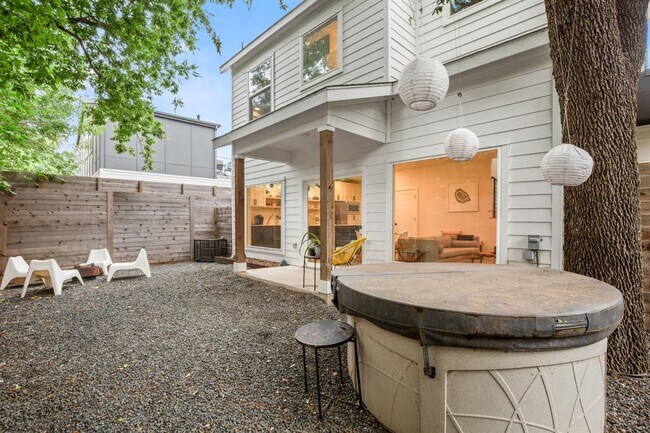 Building Photo - 1413 Montopolis Dr