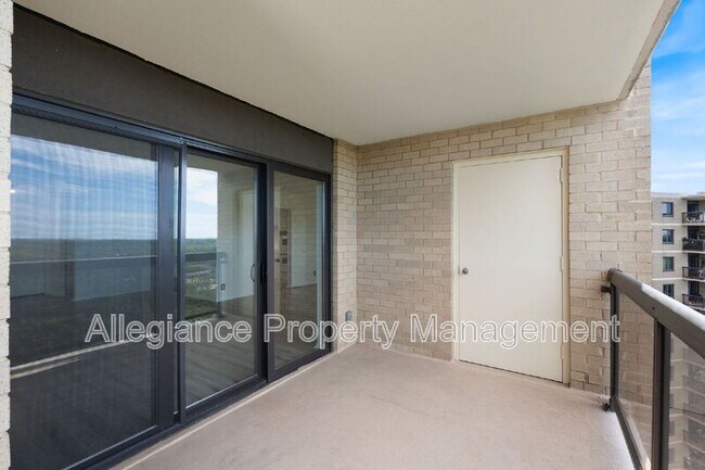 Building Photo - 309 Yoakum Pkwy