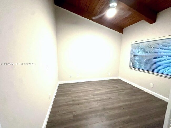 Building Photo - 2753 Parkview Dr S