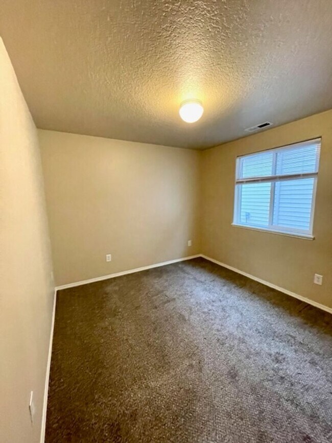 Building Photo - Single level home in Foxborough! Fenced yard!  A/C and a gas fireplace!