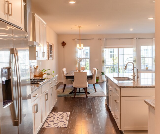 Building Photo - Luxury 3B/3.5B Townhome with Finished Base...