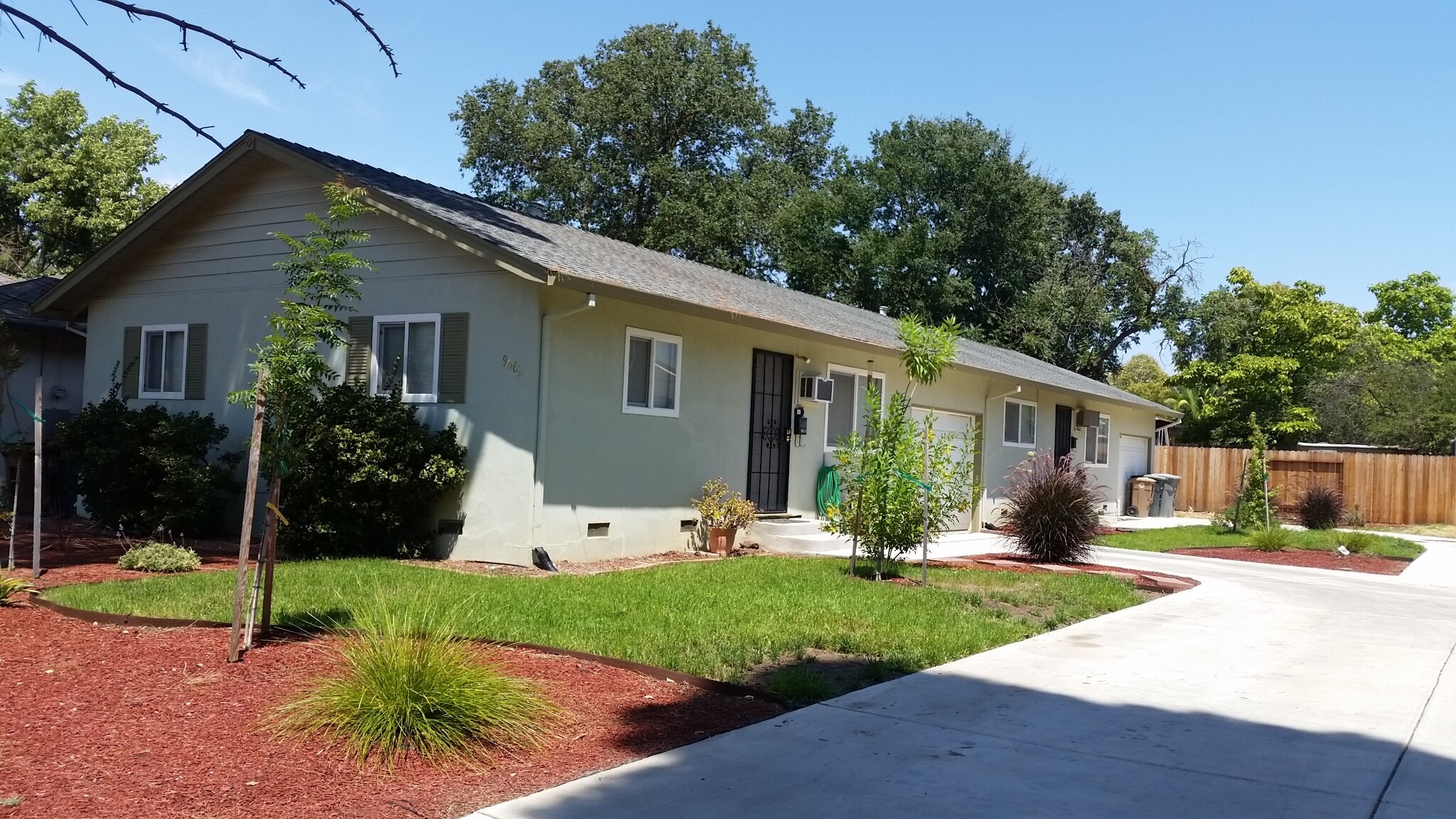 front view of duplex - 9662 Eisenbeisz Street Unit A