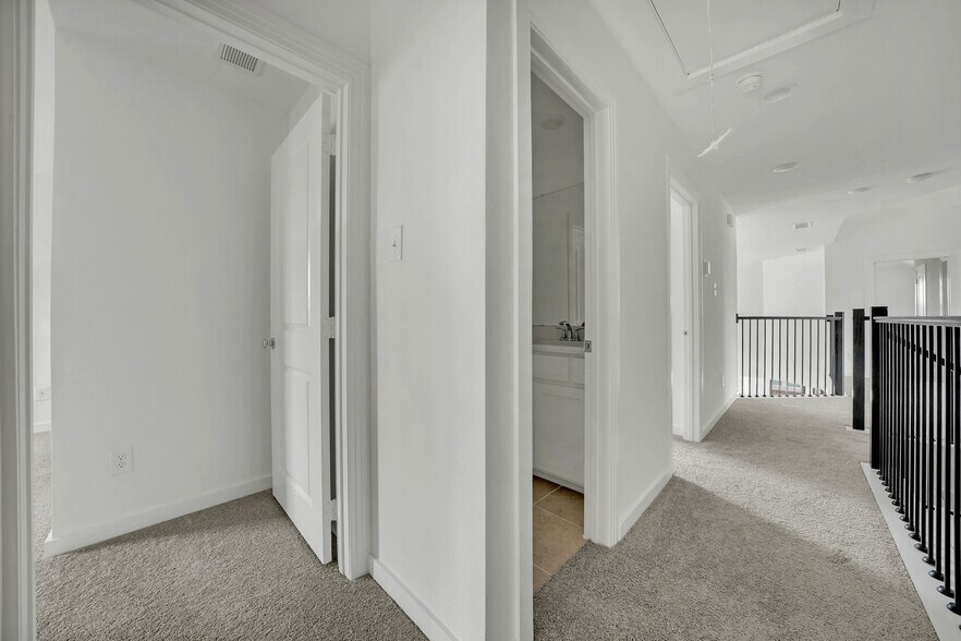 Building Photo - 3729 Paradise Way