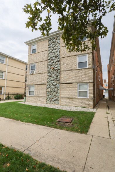 Building Photo - 8614 W Berwyn Ave