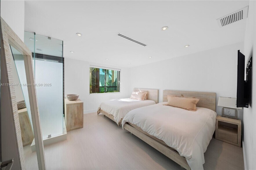 Building Photo - 1061 N Venetian Dr