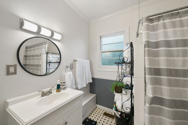 Building Photo - Available NOW! 3 bed + 2 bath bungalow w/ Historic charm in the heart of Durham!