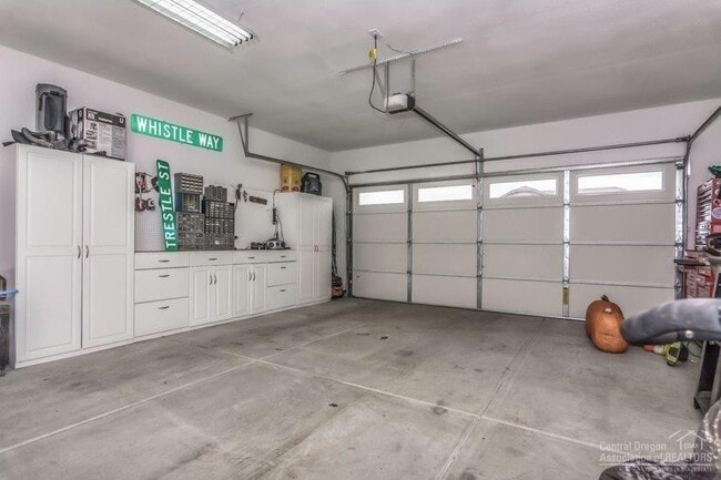 Building Photo - 4368 SW Umatilla Ave