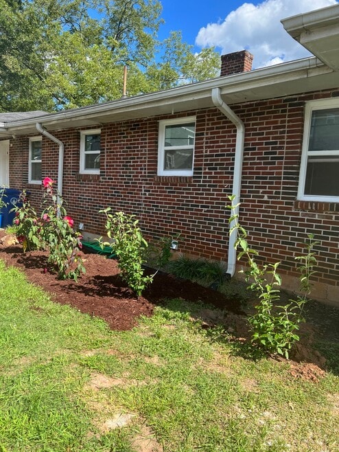 Building Photo - 305 W Oak St