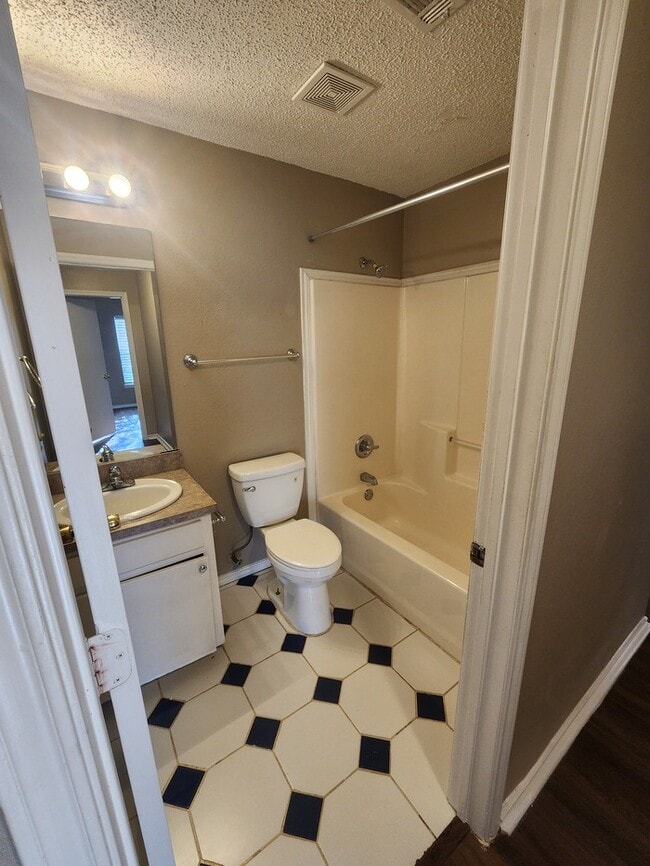 Building Photo - 4 bed 2 bath home