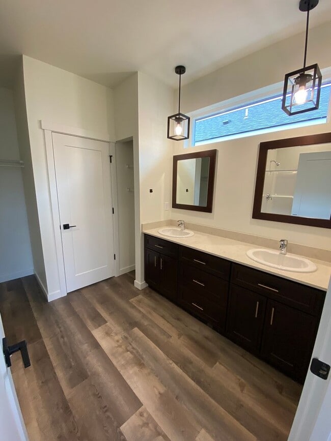 Building Photo - 3 Bed, 3 Bath Beautiful Home!