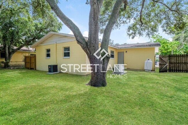 Building Photo - ONE MONTH FREE RENT!