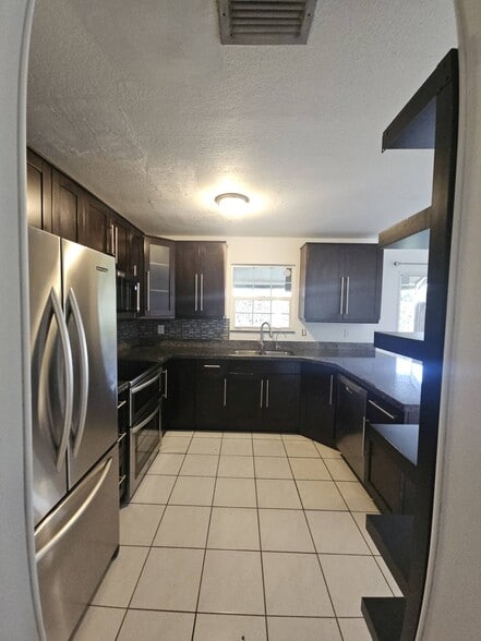 Building Photo - 2925 Belmont Ln