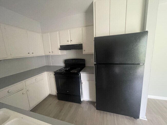 Building Photo - Top-floor 2-bedroom, 2-bath residence in Charlotte