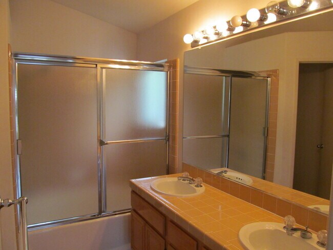 Building Photo - Andria of UTC Townhome with Attached Garag...