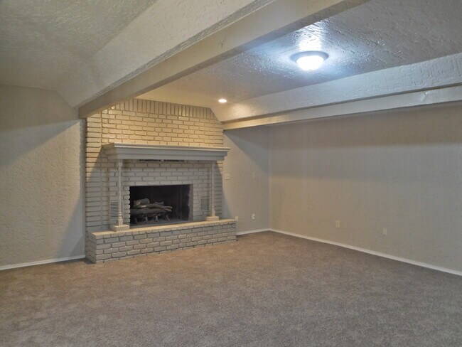 Building Photo - Huge 4 Bedroom in West Tulsa