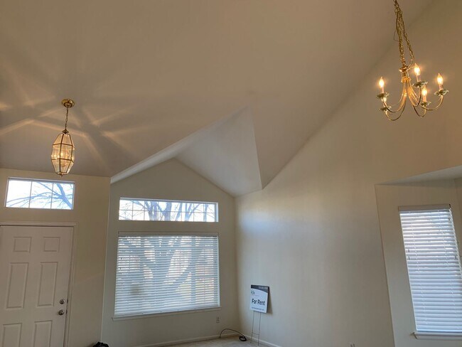 Building Photo - Spacious & Bright 3 Bedroom Home in East L...