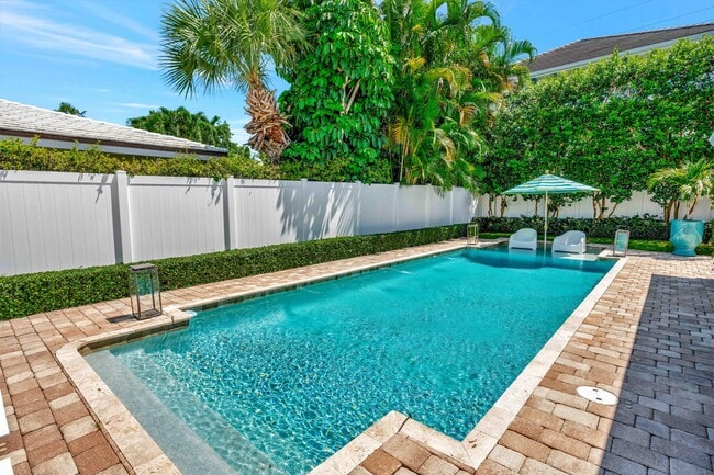 Building Photo - 136 Worth Ct S