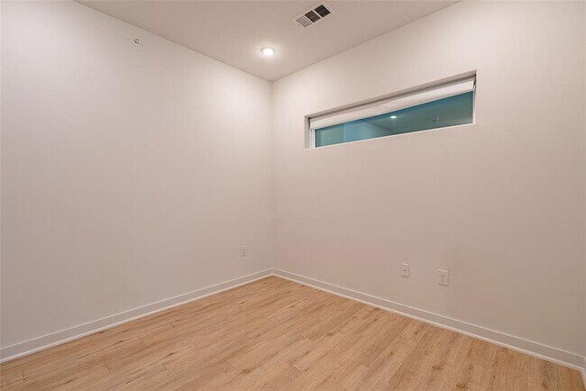 Building Photo - 100 Mockingbird Ln W