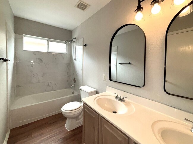Building Photo - Beautiful 3 Bedroom Home with Loft | 2.5 B...