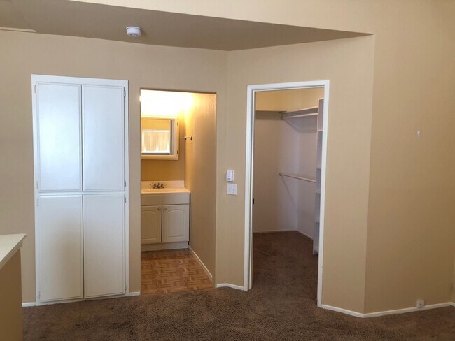 Building Photo - Nantucket Village Condo with Community Pool!