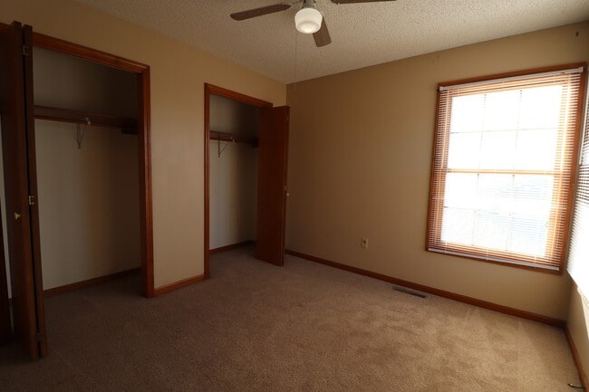 Building Photo - Spacious Townhome