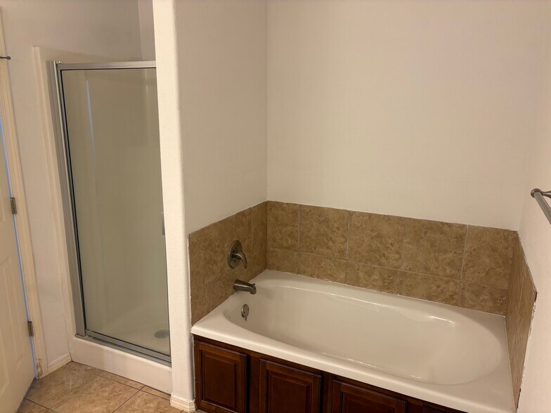 Master shower and soaking tub - 4208 SW Fieldstone Blvd