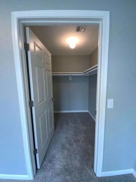 Building Photo - 200 Larkspur Ln