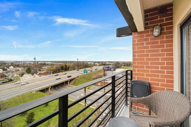 Building Photo - One Bedroom Furnished Condo in Uptown Char...