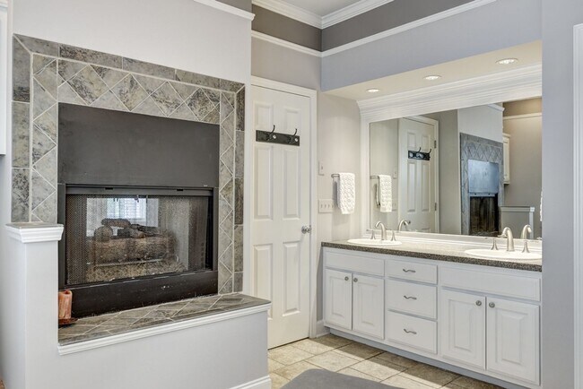 Building Photo - Beautiful home in the Woodlands