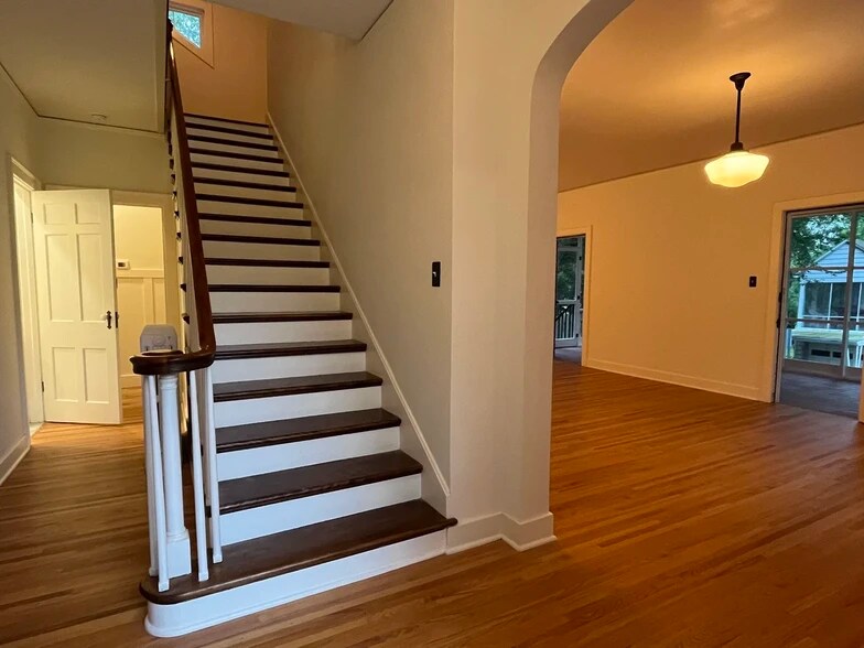 Building Photo - 1300 E 1st St