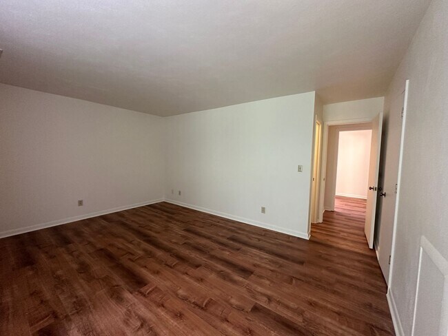 Building Photo - SW County Townhome