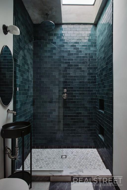 Building Photo - Refined Top-Floor 3-Bed Home in a Restored...