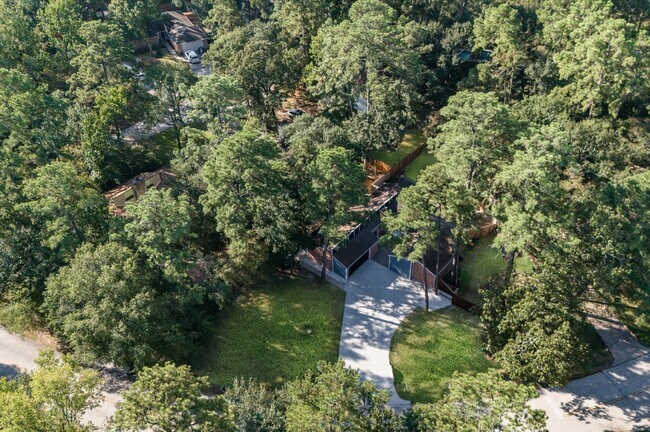 Building Photo - 33 Crystal Lake Ln