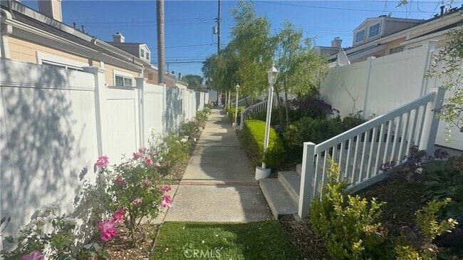 Building Photo - 2217 Vanderbilt Ln